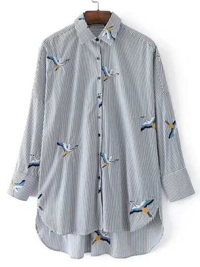Blusa a rayas con bajo irregular y bordado de grulla