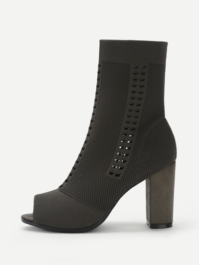 Botas de tacón cuadrado con detalle de aberturas