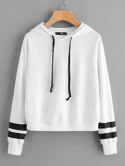 Felpa con cappuccio con maniche raglan a strisce