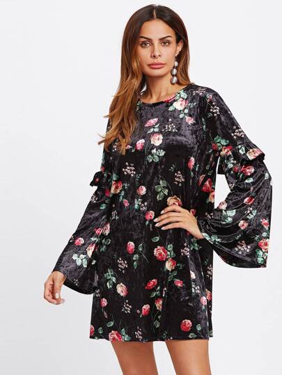 Vestido de terciopelo con manga acampanada