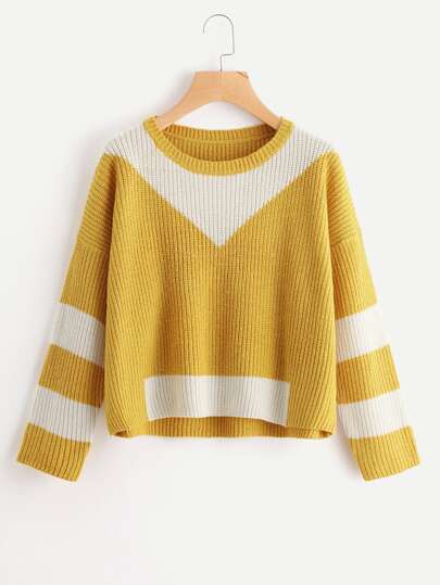 Pull bicolore avec la chute de l\'épaule