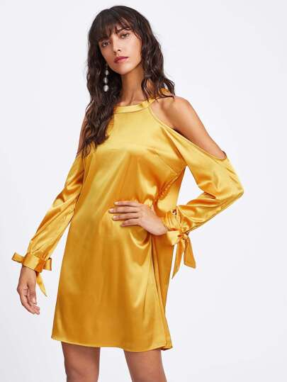 Vestido con hombro abierto y abertura en la parte trasera