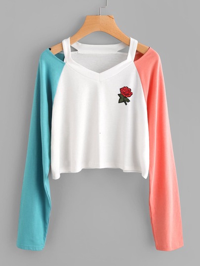 T-Shirt mit Cutout Ausschnitt und Rose Flicken