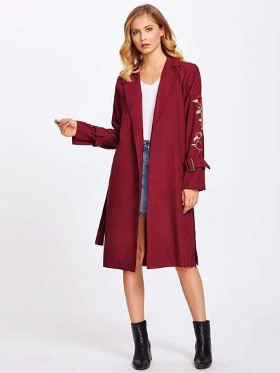 Manteau avec ceinture de taille et manchette avec pièce de rose brodé
