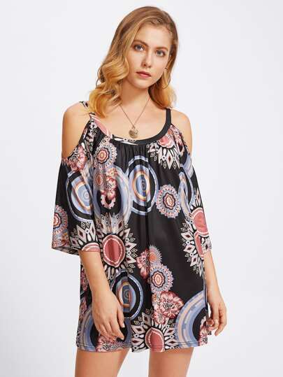 Robe avec épaules nues imprimé géométrie