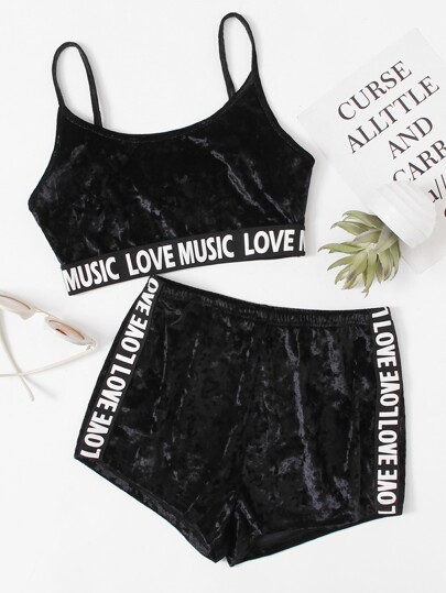 Conjunto de terciopelo con detalle de letras