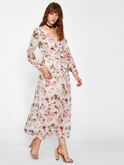 Kleid mit Selbstbindung und Pflanzen