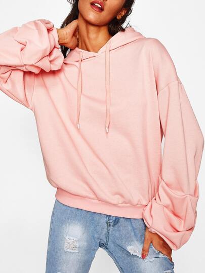 Hoodie mit sehr tief angesetzter Schulterpartie und gesammelter Hülse