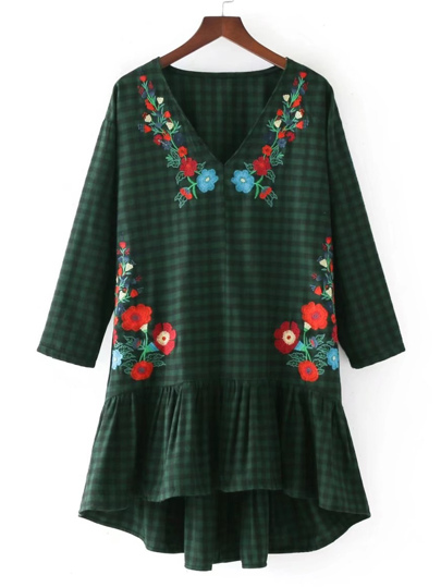 Kleid mit Blumen Stickereien und sehr tief angesetzter Schulterpartie