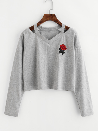 Camiseta de cuello con abertura con parche de rosa
