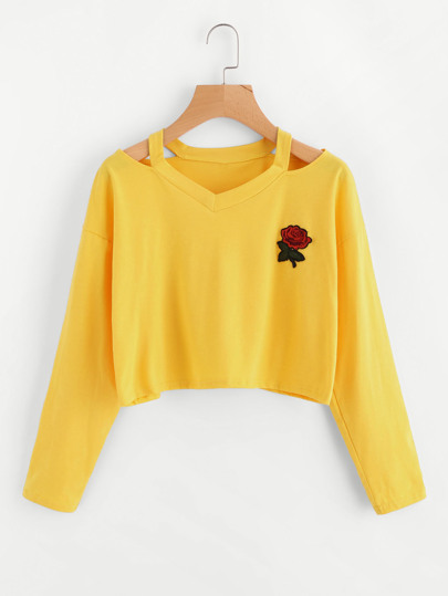 T-Shirt mit Cut Out um den Ausschnitt und Rosefleck