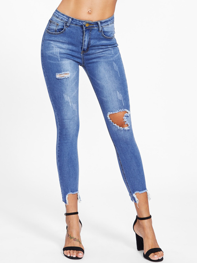 Jeans mit ausgefranstem Saum und Rissen