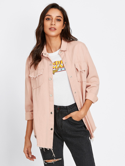 Jeansjacke mit abgewetztem gekrümmtem Saum