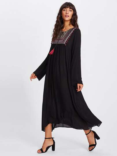 Robe avec pompon brodé tribal avec lacet du col