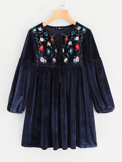 Vestido de terciopelo con bordado botánico con cordón