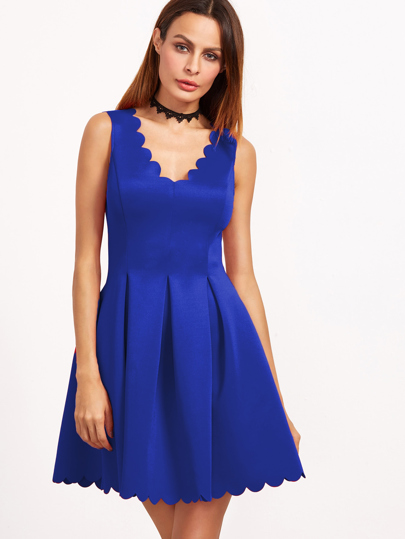 Robe style patineuse col en V festonnée avec des plis