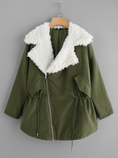 Parka con cuello de muesca con forro de sherpa