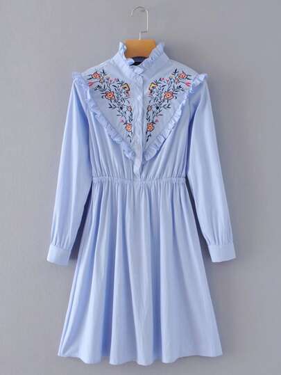Robe brodée à rayures avec des plis