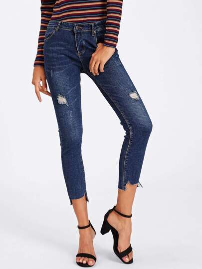 Jeans moulant avec pan déchiré