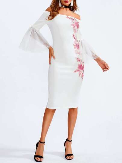 Vestido de malla con puños acampanados con parche de bordado