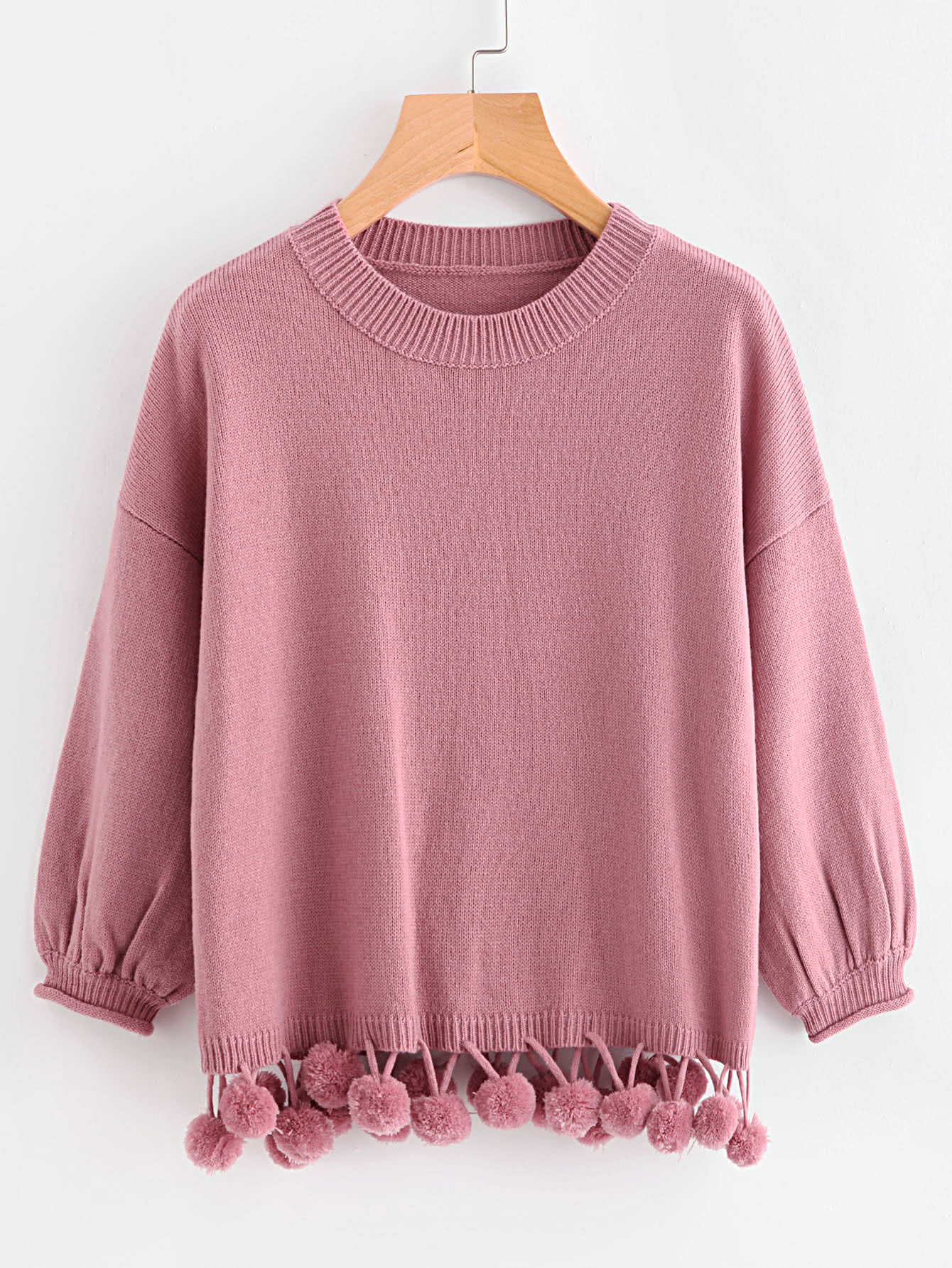 Модный розовый джемпер с декоративными помпонами