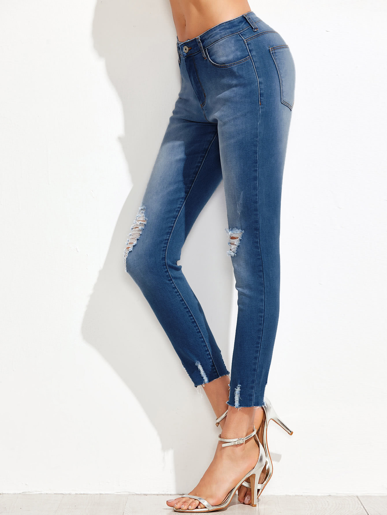 Модные рваные джинсы