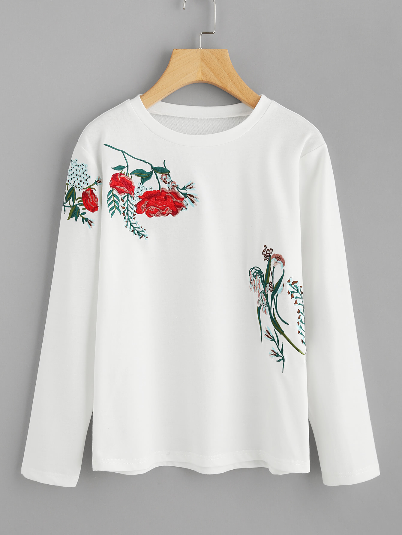 Модный джемпер с вышивкой