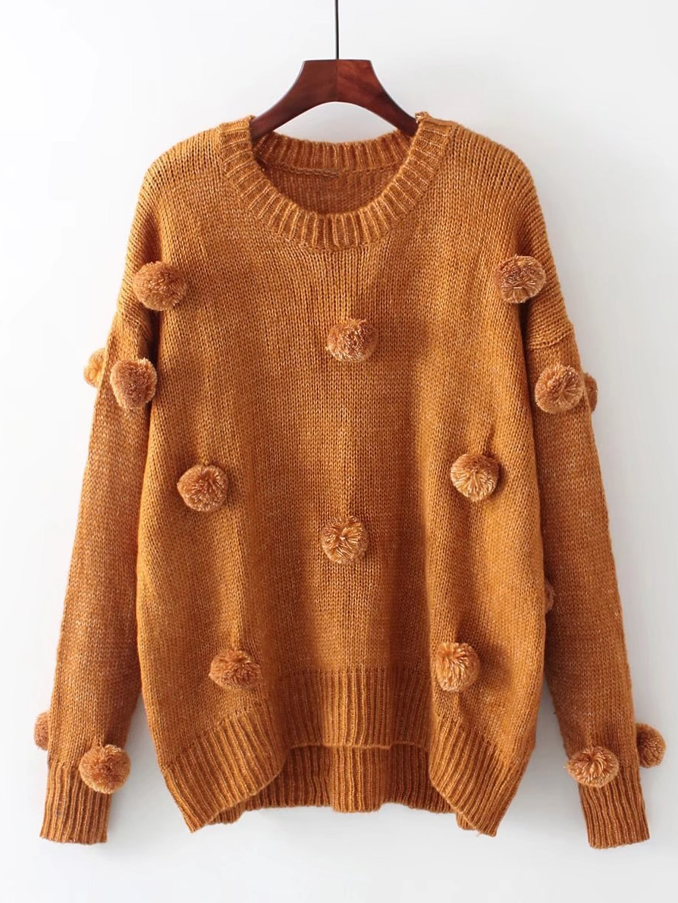 Модный джемпер с помпонами