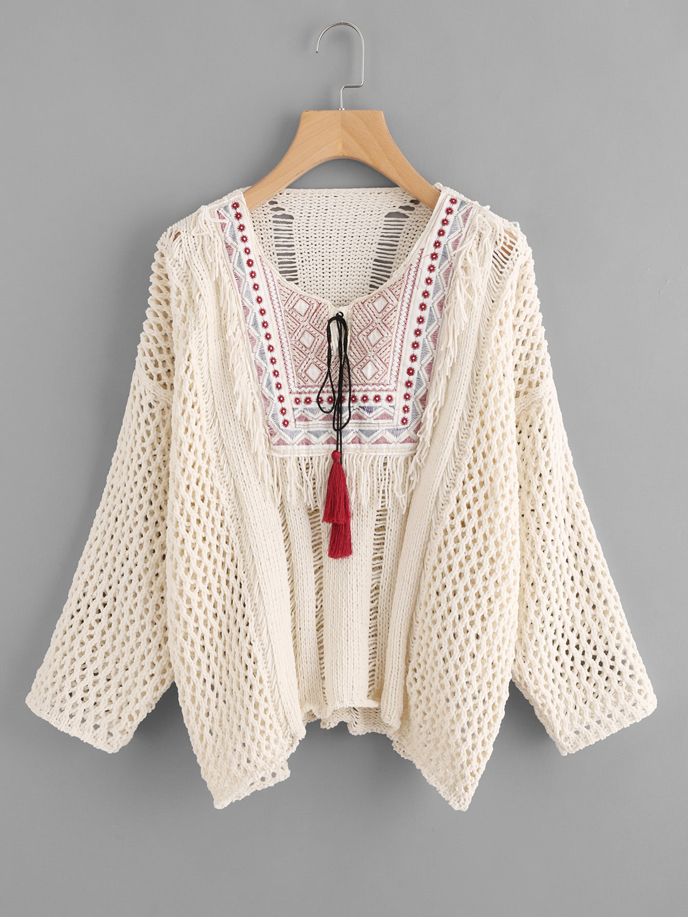 Модный джемпер с вышивкой и бахромой