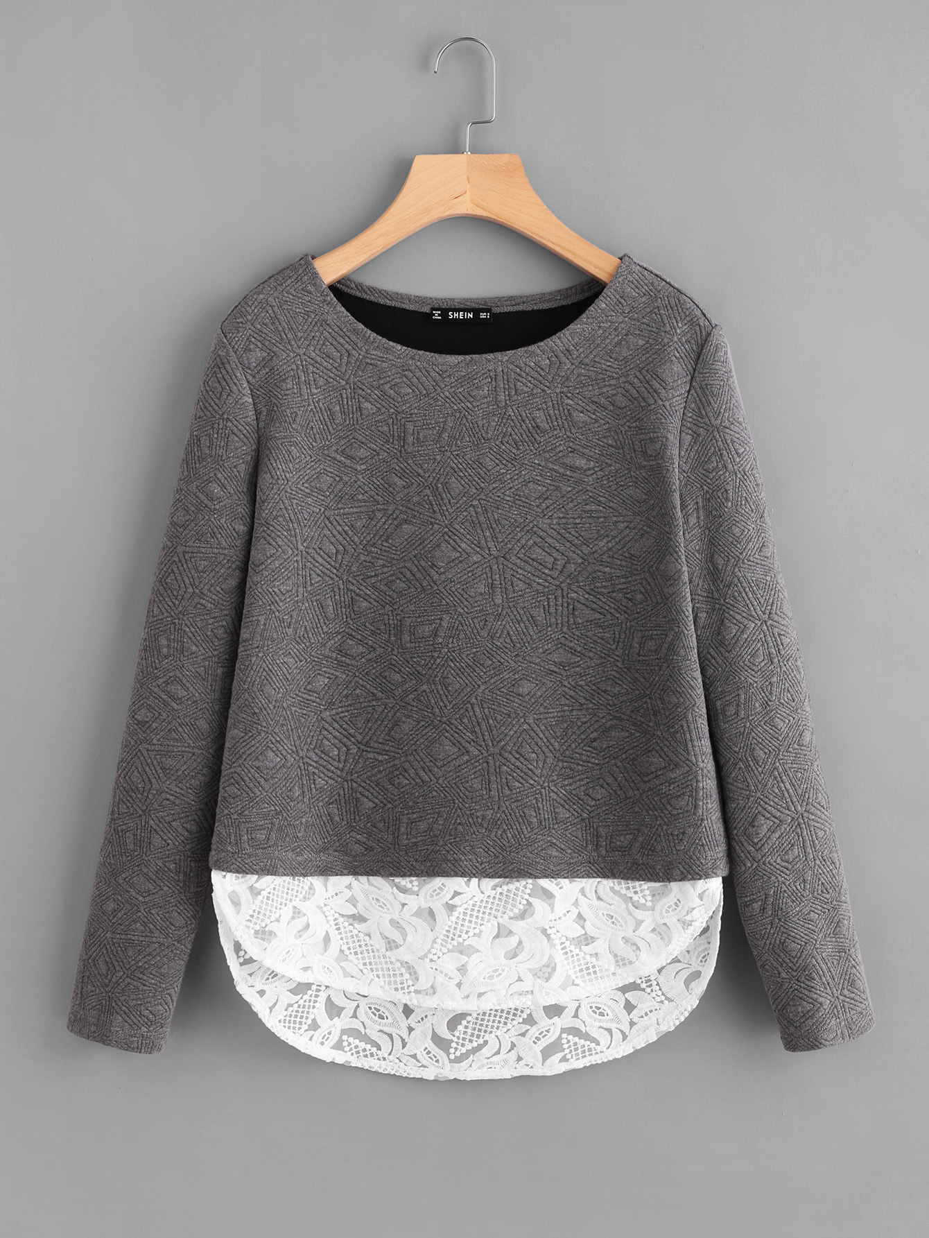 Контрастный модный джемпер с вышивкой