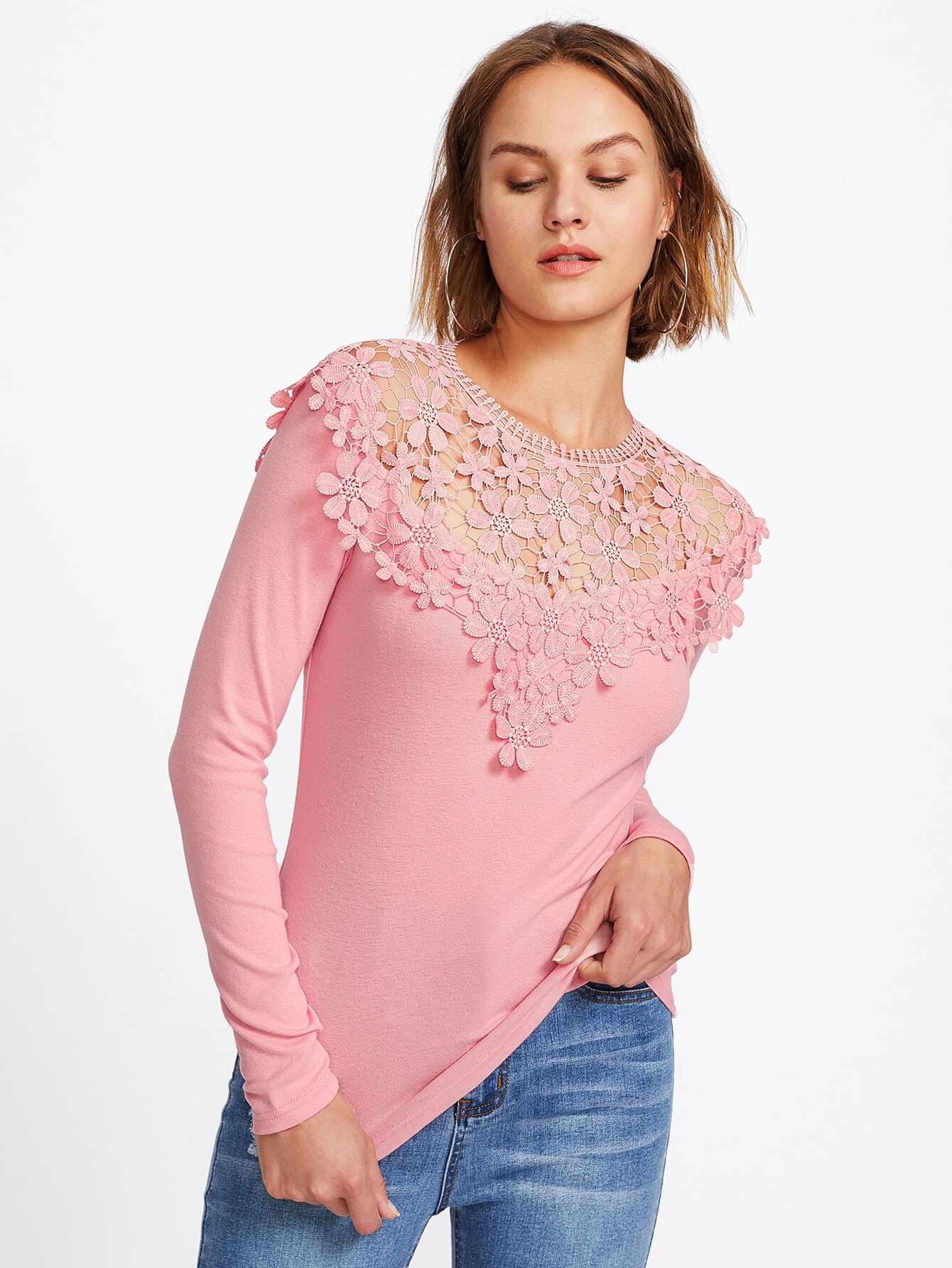 Модный джемпер с кружевной вставкой