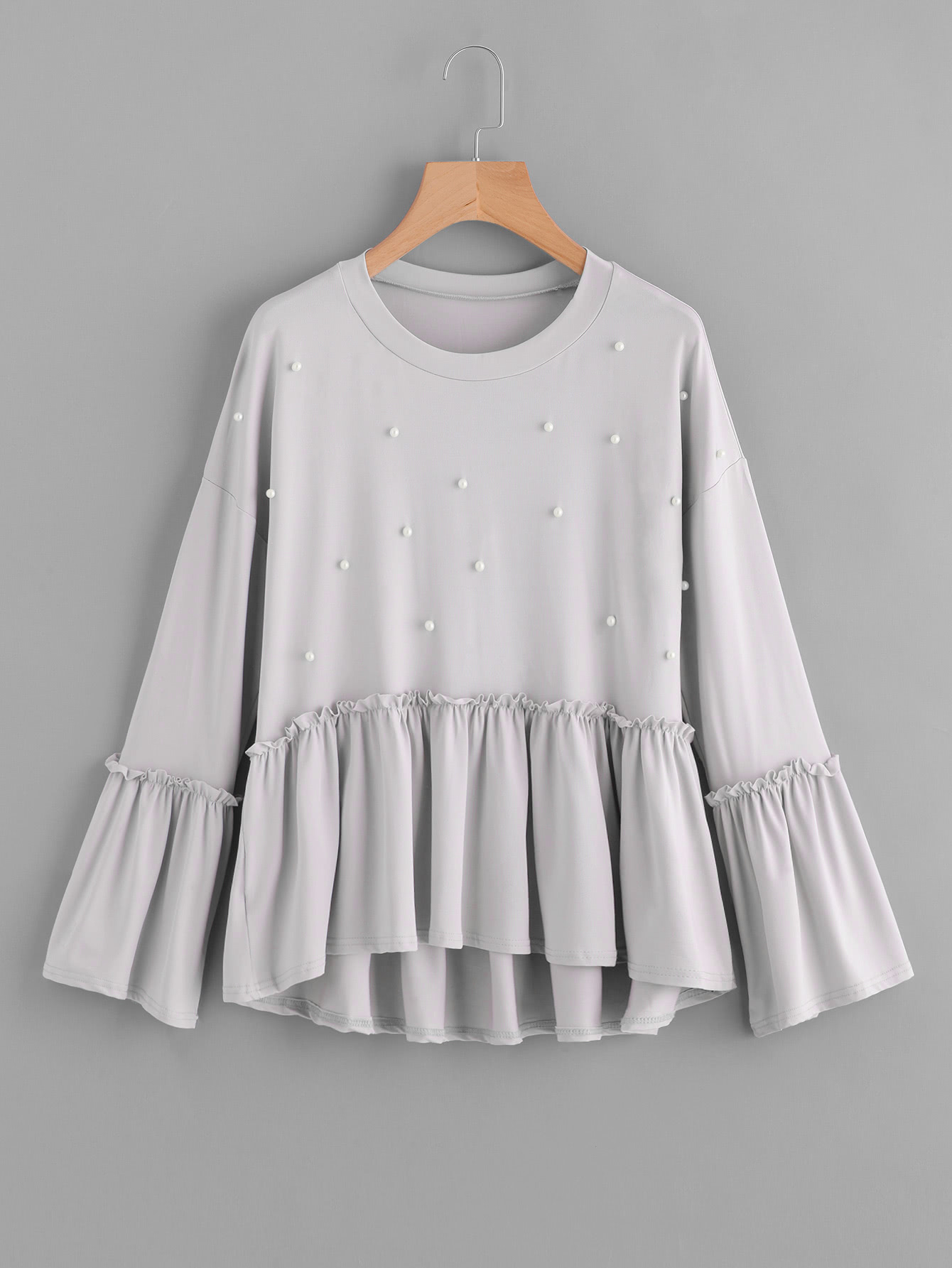 Модный джемпер с оборкой и бусинами