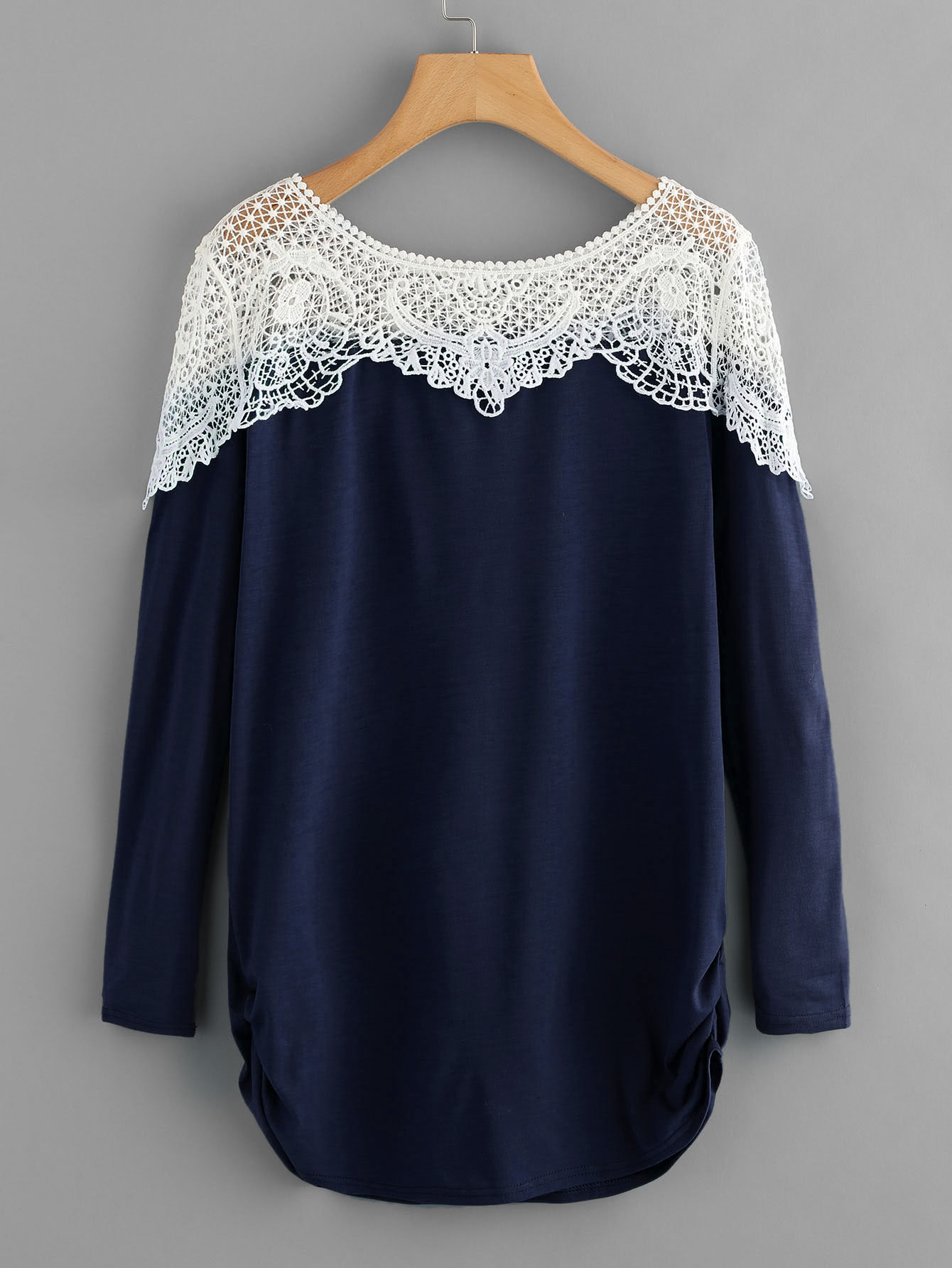 Контрастный модный джемпер с кружевной вставкой