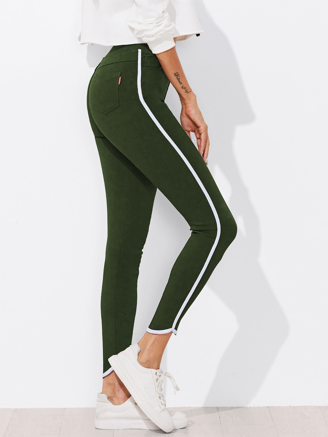 Контрастные модные джинсы