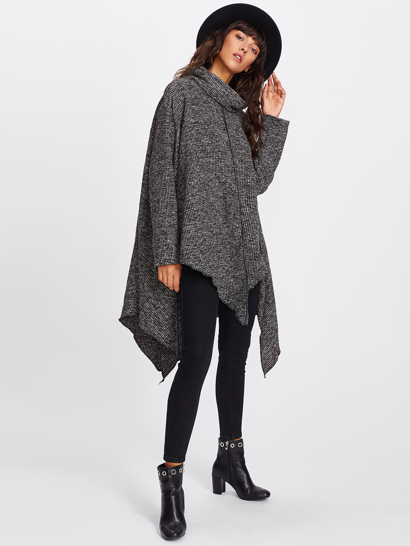 Модный асимметричный джемпер в рубчик