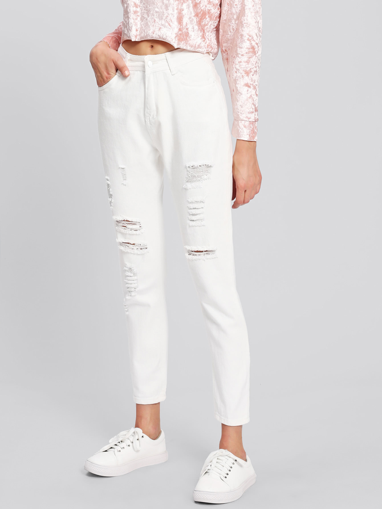 Модные рваные джинсы