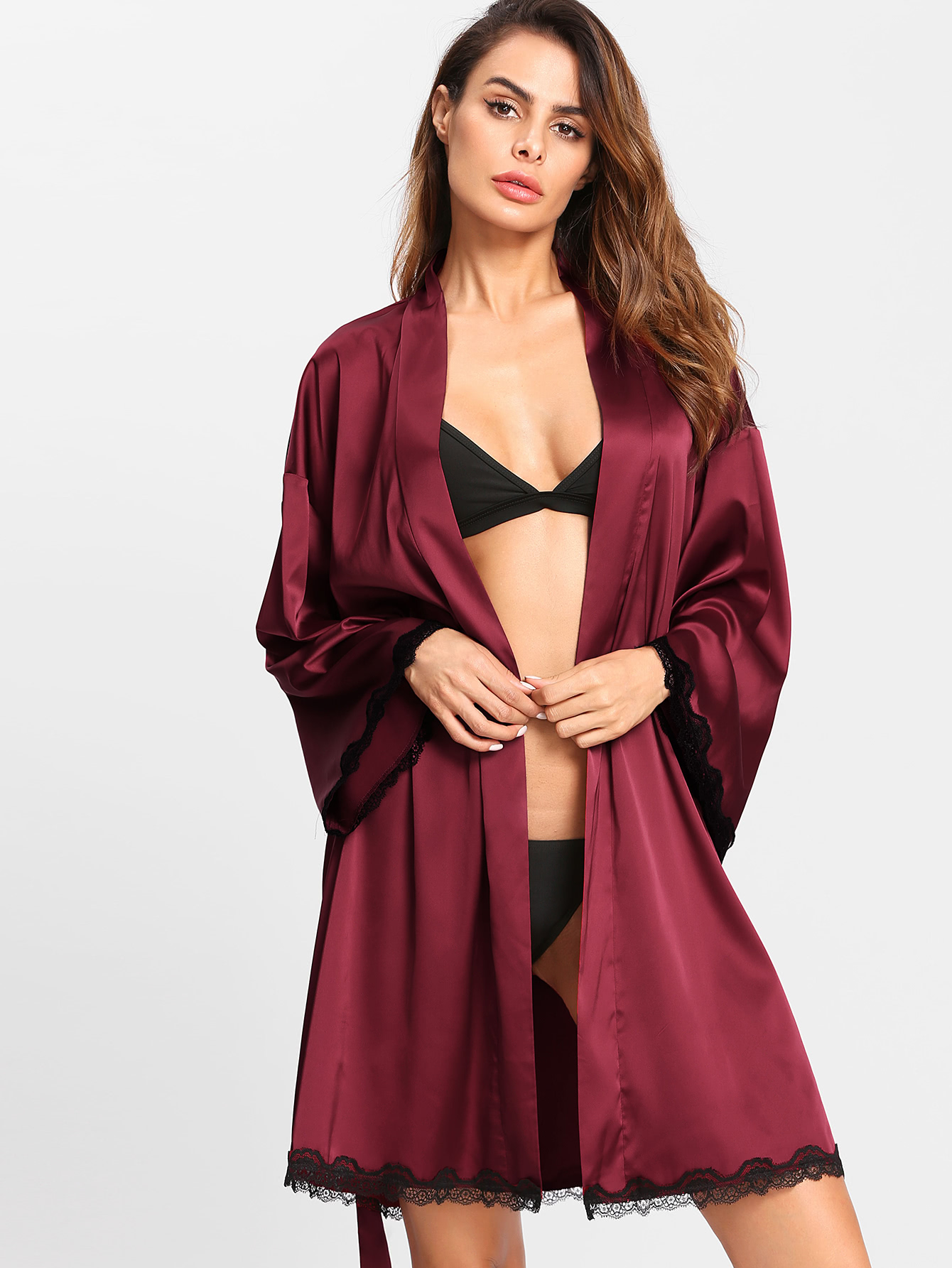Модный халат с кружевной вставкой