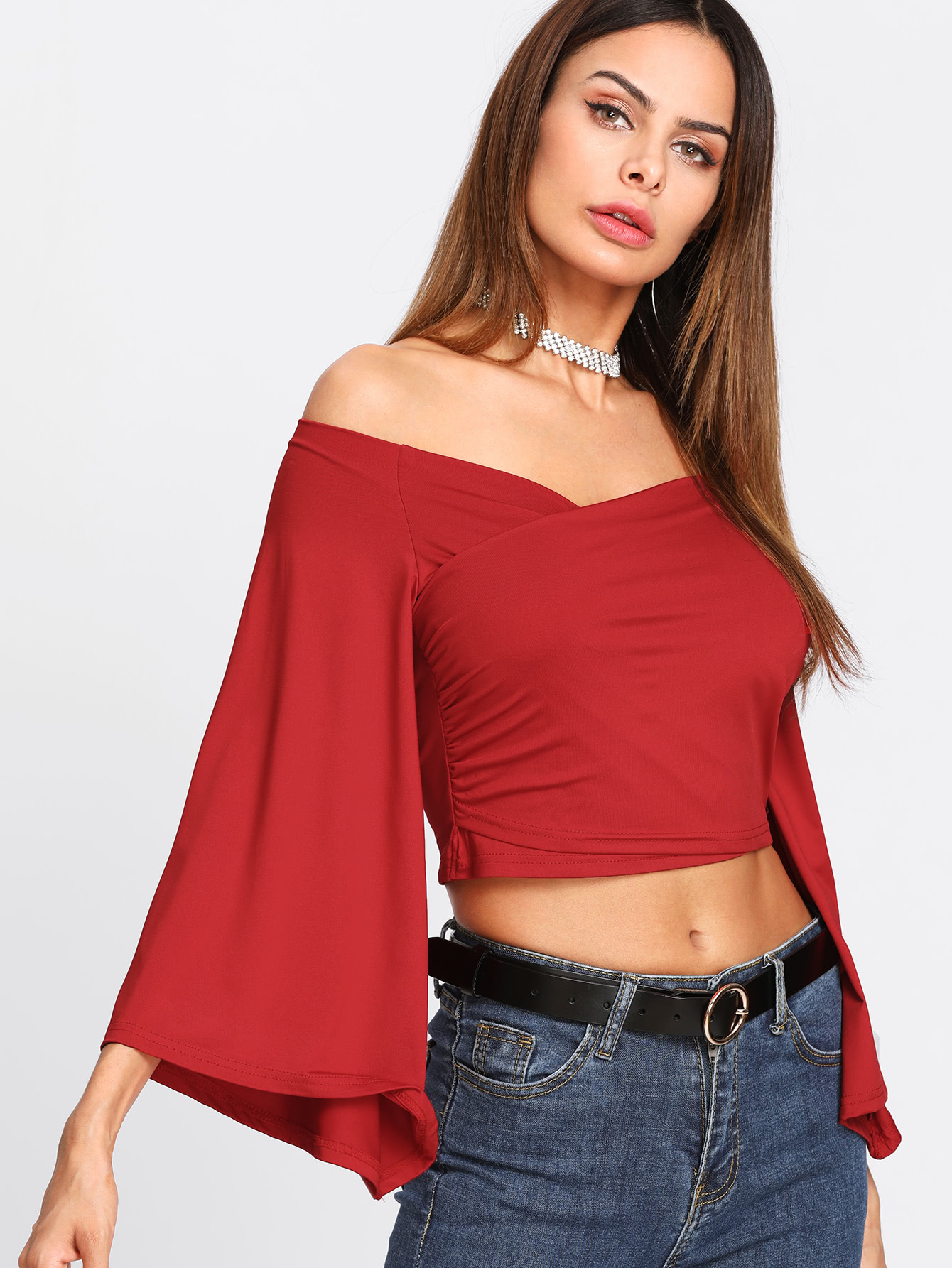 Модный джемпер с открытыми плечами