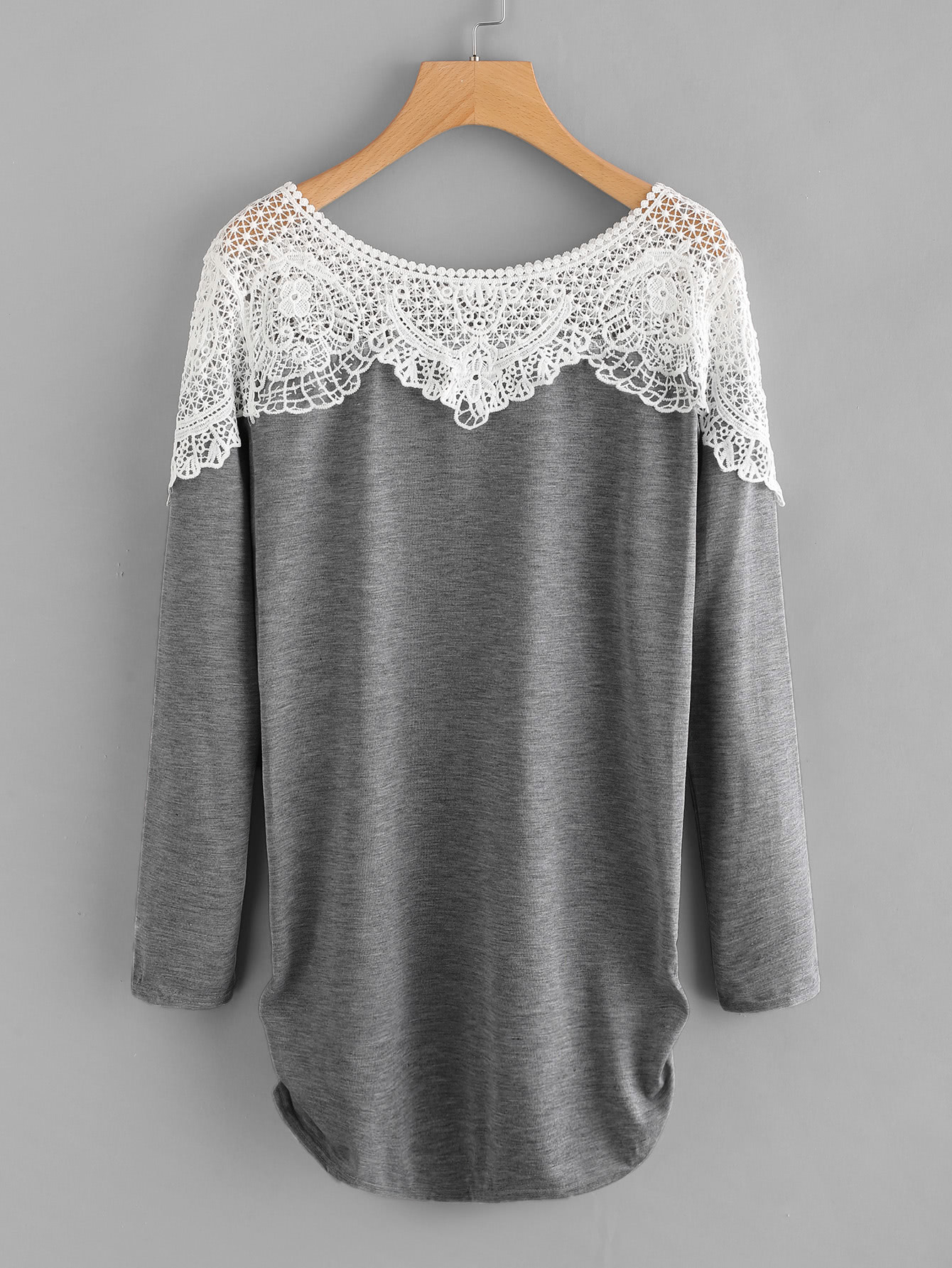 Модный джемпер с кружевной вставкой