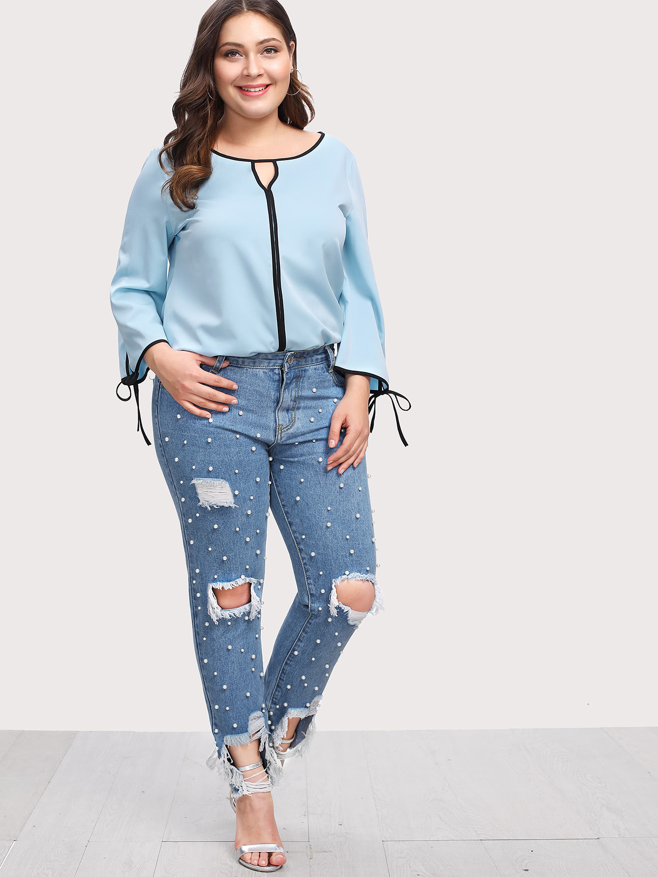 Plus Pearl Embellished Ripped Raw Hem Jeans SheIn(Sheinside)