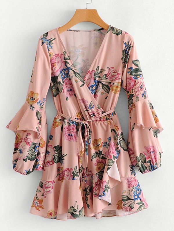 Платье с запахом и оборками с принтом цветы