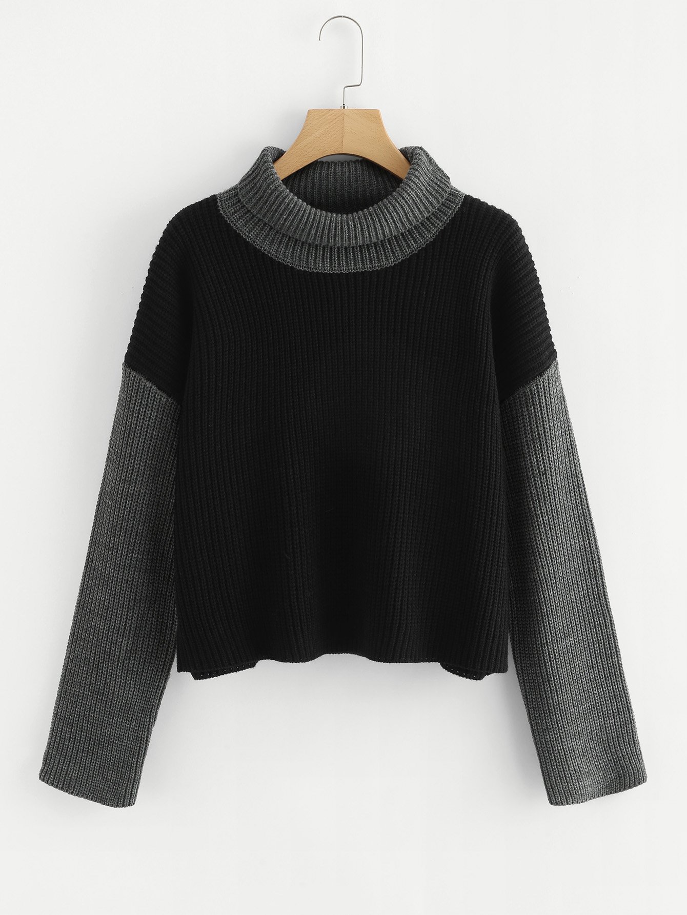 Свитер с высоким воротником двухцветный