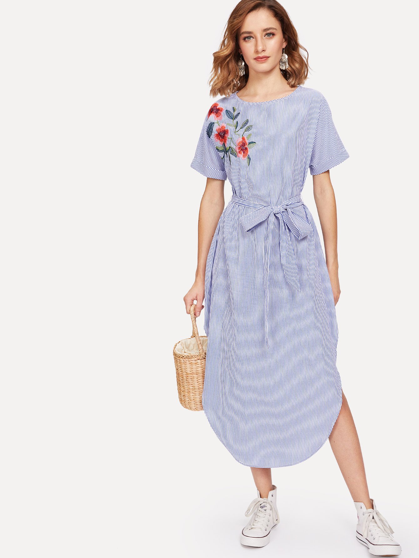 Платье с полосками и вышивкой цветы