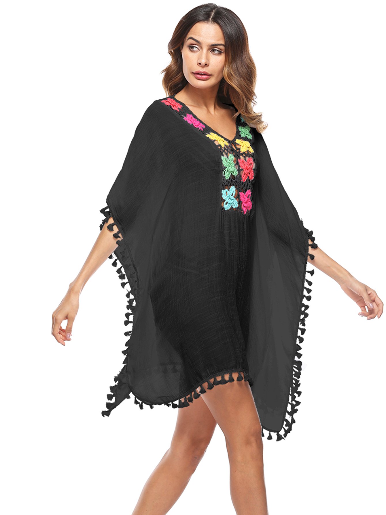 Вязаная накидка с помпонами