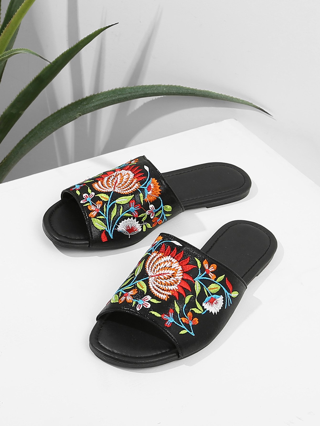 Сандали с вышивкой цветы