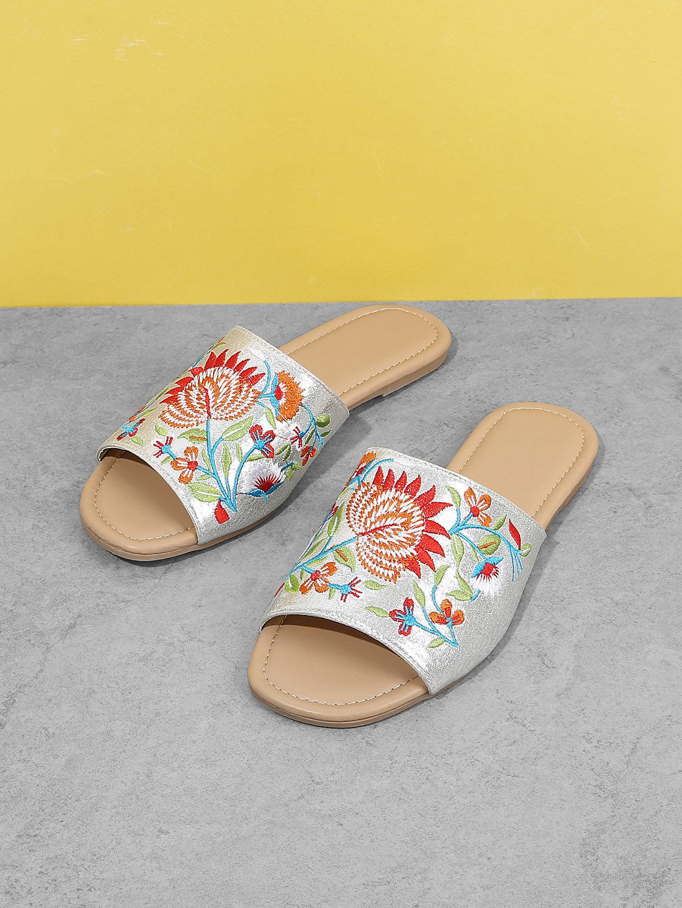 Сандали с вышивкой цветы