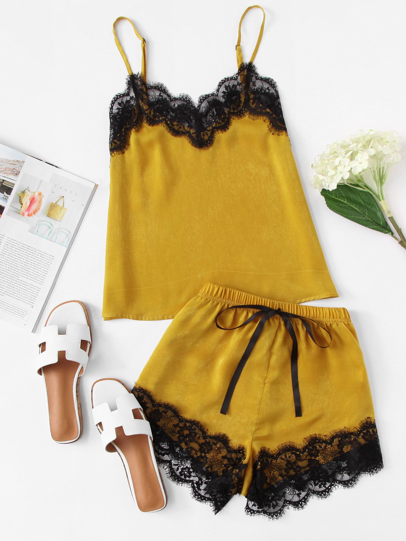 Модная пижама с кружевной вставкой