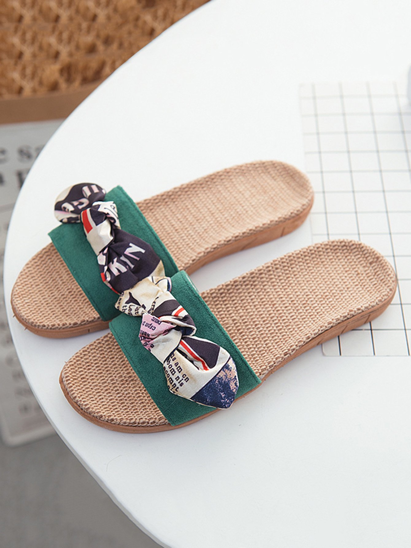 Тапочки с контрастным бантом