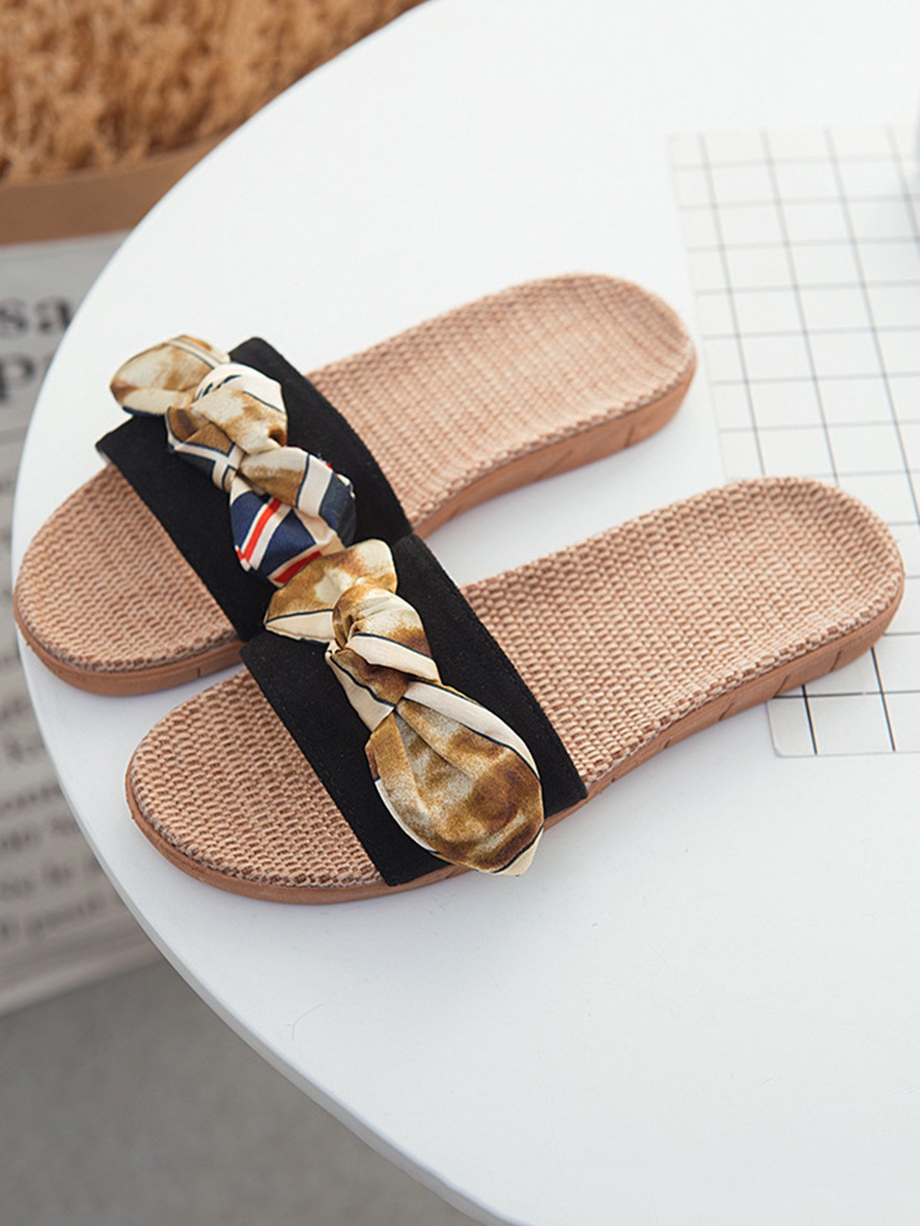 Тапочки с контрастным бантом