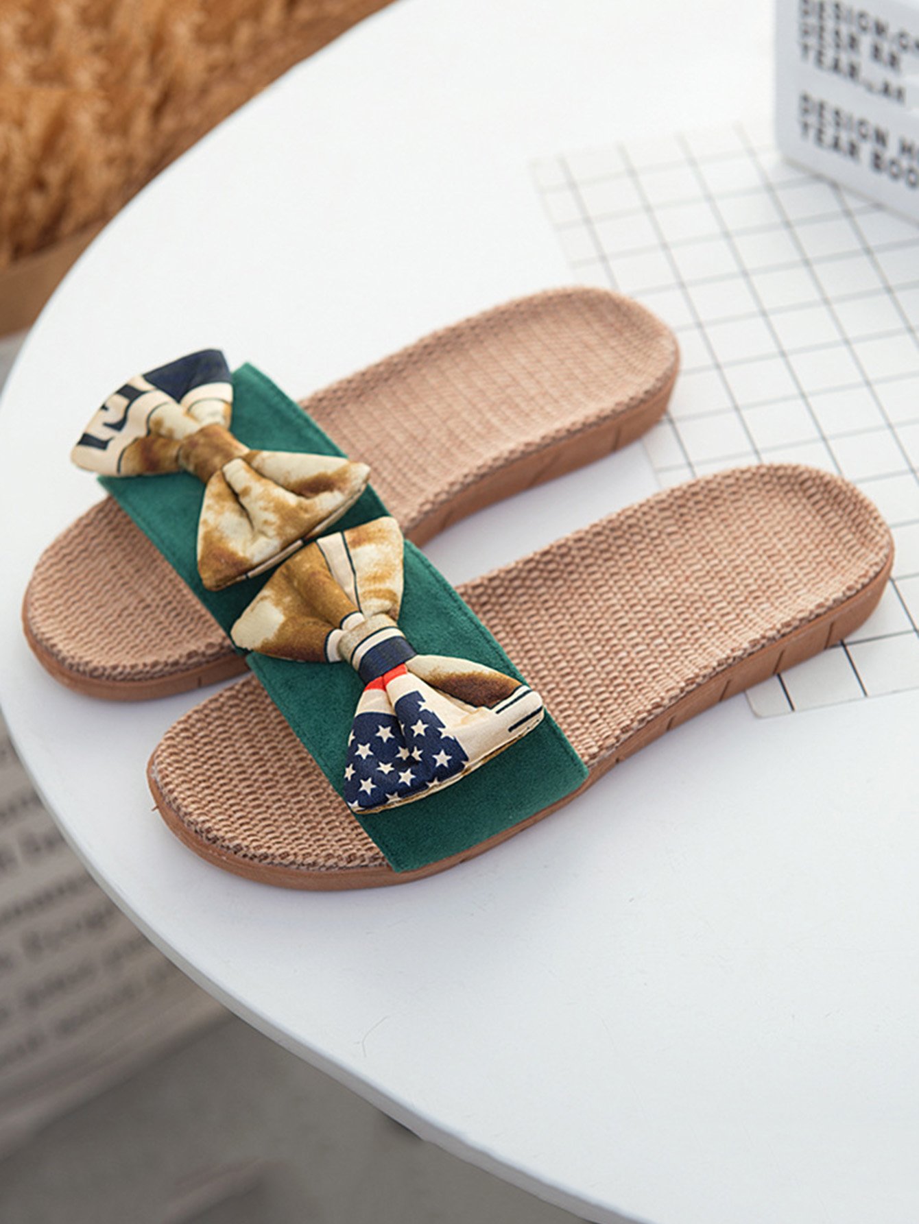 Тапочки с контрастным бантом